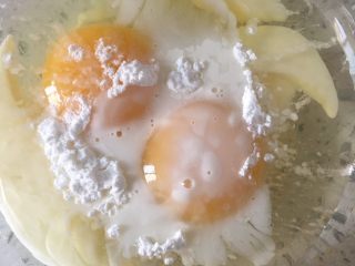 4、紫薯蛋卷,4️⃣ 倒入10g牛奶????。