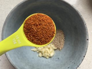 1、酸汤水饺,碗中加蒜泥，白芝麻，辣椒粉