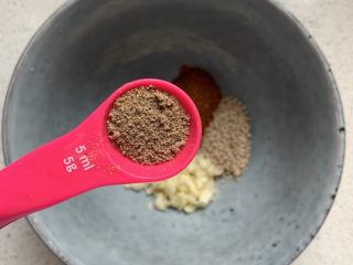 2、酸汤水饺,少许花椒粉