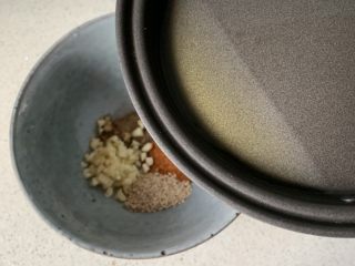 3、酸汤水饺,倒入照冒烟的热油，激发一下香味