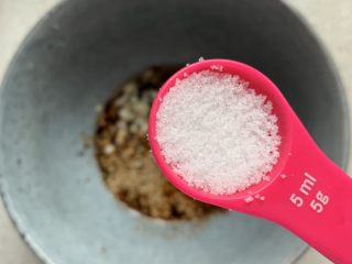 6、酸汤水饺,适量糖，盐，鸡精