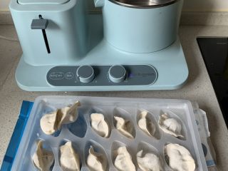 8、酸汤水饺,小锅中烧水