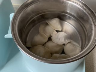 9、酸汤水饺,水开下水饺，煮5分钟