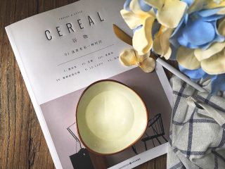 6、简单不放油的 鱼香肉丝,调制酱料：小碗内放入半碗水