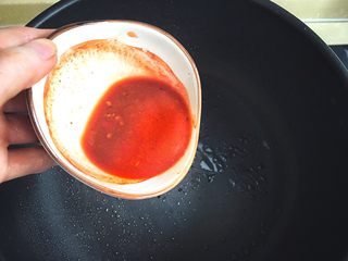 8、简单不放油的 鱼香肉丝,将酱料倒入锅内