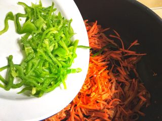 14、简单不放油的 鱼香肉丝,加入青椒丝翻炒几下