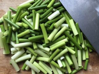 1、蒜苔炒肉丝,蒜苔洗净切段，锅内加水加一点盐几滴花生油，烧开，倒入蒜苔焯水，10秒左右蒜苔变色就可以捞出。