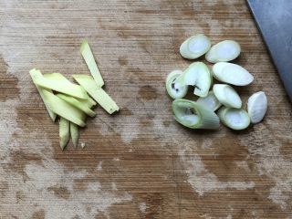 2、蒜苔炒肉丝,葱姜切好备用