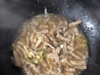 4、蒜苔炒肉丝,开火之前，先调个料汁，快炒的菜，料汁一次性加入可以缩短时间，这样炒出的蒜苔才有脆爽的口感，料汁：生抽2勺 蚝油2勺 食盐少许 几滴香油 喜欢口味厚重可以加一点黄豆酱 