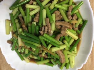 5、蒜苔炒肉丝,起锅烧油，加瘦肉煸炒，肉丝变白后加入姜丝葱花继续炒，（铁锅炒肉会有点粘锅不用在意）一点料酒去去腥，加少许水盖一下锅盖让肉熟一下，一分钟肉熟后加入焯熟的蒜苔，直接加入配好的料汁，翻炒拌匀直接出锅，完成！