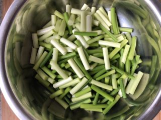 6、蒜苔炒肉丝,这是第一步 洗洗蒜苔