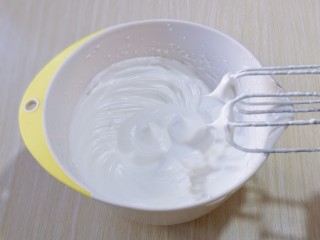 8、8寸红丝绒戚风蛋糕,电动打蛋器高速打发，打至湿性发泡时加入最后的三分之一糖，，继续打发至蛋白出现细腻的纹路，将电动打蛋器调低速打发一会儿，感觉有些阻力时，就可以停止打发，以免消泡，提起打蛋器有微微的弯勾即可！电动打蛋器高速打发，打至湿性发泡时加入最后的三分之一糖，，继续打发至蛋白出现细腻的纹路，将电动打蛋器调低速打发一会儿，感觉有些阻力时，就可以停止打发，以免消泡，提起打蛋器有微微的弯勾即可！