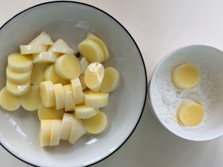 4、金针菇豆腐,豆腐切片，裹上淀粉。