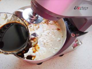 3、葡萄干红糖欧包,倒入红糖水。