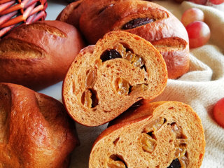 17、葡萄干红糖欧包,组织绵软。