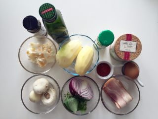 1、培根蘑菇薯片薄饼,准备好所有食材