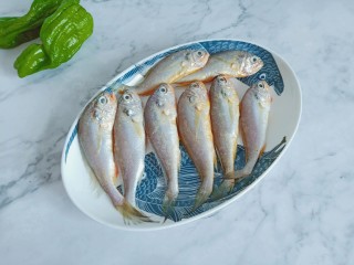 1、香辣小黄鱼,挑鱼可以看一下鱼鳃是不是鲜艳的，鲜艳说明都是新鲜的。