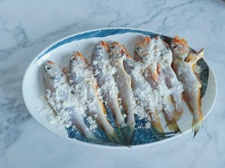4、香辣小黄鱼,清理好的小黄鱼裹一层面粉，轻轻拍一层即可，多余的面粉抖掉。
