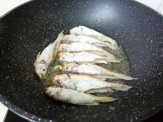 5、香辣小黄鱼,锅里多放一点油，油热依次放入小梅鱼煎。