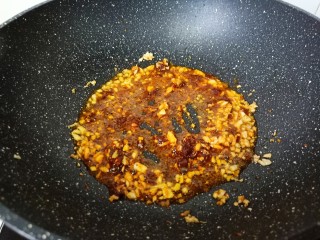 6、香辣小黄鱼,锅里的余油爆香蒜泥，加入辣椒酱炒香。