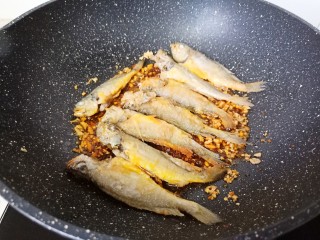 7、香辣小黄鱼,放入煎好的小黄鱼。