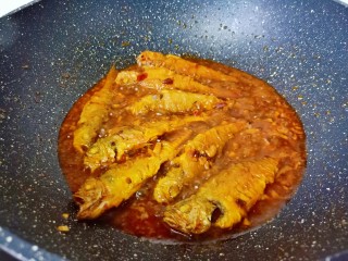 8、香辣小黄鱼,加一点点热水开始炖煮3分钟。