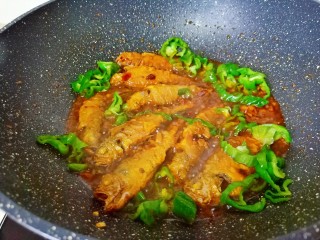 9、香辣小黄鱼,汤汁差不多时把青辣椒丝放入一起煮熟就可以出锅了。