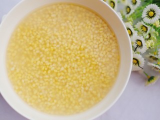 1、香酥绿豆饼,准备食材脱皮绿豆350克，澳优能立多G4奶粉15g，冰糖50克，糯米粉100g，面粉100g。将脱皮绿豆用清水泡12小时以上，中途换水数次。