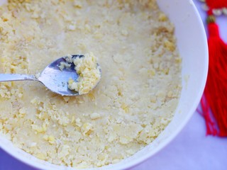 3、香酥绿豆饼,压成泥。