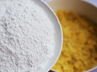 5、香酥绿豆饼,分多次加入糯米粉。