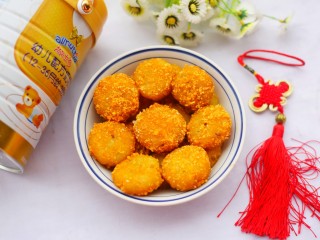 9、香酥绿豆饼,出锅装盘。