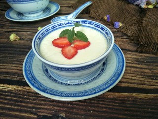 14、双皮奶(懒人版),在双皮奶上放上草莓片和薄荷叶装饰