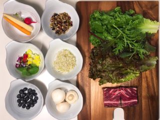 1、鲜花牛排沙拉&甜菜坚果芝士沙拉佐女巫沙拉汁,牛排沙拉的材料准备好。