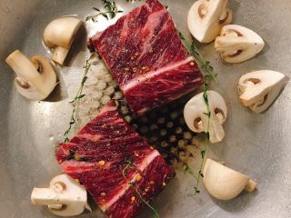 9、鲜花牛排沙拉&甜菜坚果芝士沙拉佐女巫沙拉汁,接下来煎牛排，加入切好的蘑菇，再加一点百里香增加风味，牛排层数看个人喜好（如果不会，我下回有机会再教你），煎好后静置一会儿（2min就行），
