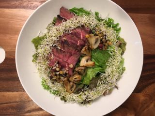 12、鲜花牛排沙拉&甜菜坚果芝士沙拉佐女巫沙拉汁,装盘，先放牛肉，杂粮和蘑菇，然后放上一圈豆芽苗，假装是个花环，或者篱笆（你觉得是什么就是什么吧）。