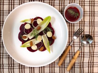 17、鲜花牛排沙拉&甜菜坚果芝士沙拉佐女巫沙拉汁,先吧甜菜头片码好，然后是玉兰菜、芝士、坚果和莳萝随你自由发挥（反正肯定没我码的好看），同样配上冰镇酱汁，看起来高冷有逼格，操作起来没难度的北欧风甜菜沙拉就OK了……