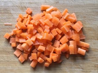 3、电饭煲+腊肠杂蔬焖饭,胡萝卜去皮洗净,切成丁备用。