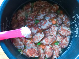 11、电饭煲+腊肠杂蔬焖饭,再加入适量盐