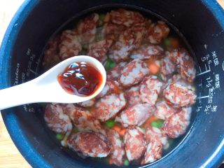 12、电饭煲+腊肠杂蔬焖饭,加入一汤勺耗油