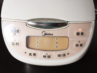 15、电饭煲+腊肠杂蔬焖饭,电饭煲插上电源,按煮饭键,等待自动跳档到保温链上即可。