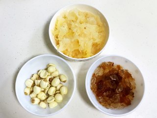 2、桃胶银耳凤梨甜汤,凤梨切小块，枸杞冲洗下。