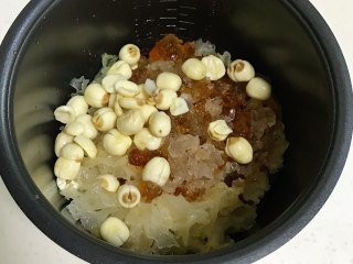 3、桃胶银耳凤梨甜汤,银耳、桃胶和莲子放入伊莱特素颜煲内胆中。