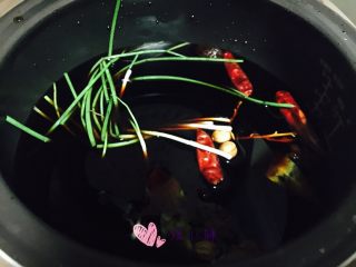 4、五香鹌鹑蛋,所有材料放电饭煲里，加入适量的水，放进鹌鹑蛋。没有电饭煲什么锅都可以，小火半小时