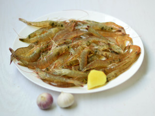 1、清蒸虾,材料准备好