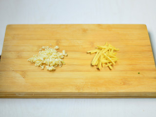 2、清蒸虾,蒜切碎，姜切丝