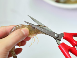 3、清蒸虾,虾洗净，剪去虾须和虾枪