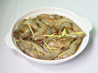 6、清蒸虾,处理好的虾用料酒、姜丝、胡椒粉腌制一会