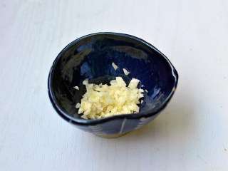 7、清蒸虾,蒜蓉放入一小碗内