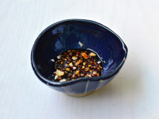 8、清蒸虾,倒入酱油作为酱汁待用