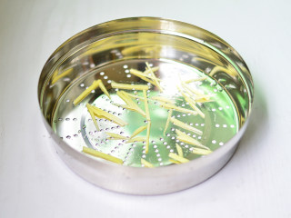 9、清蒸虾,将蒸盘上铺上一写姜丝